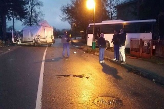 V Žiline sa zrazila dodávka a autobus. 