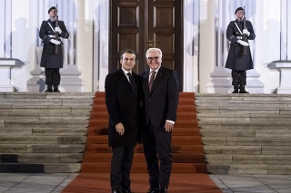Nemecký prezident Frank-Walter Steinmeier (vpravo) a francúzsky prezident Emmanuel Macron