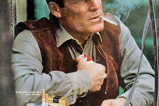Norris stvárnil jedného zo slávnych drsných kovbojov s cigaretou.