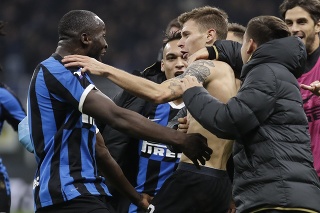 Hráči Interu Miláno sa radujú zo streleného gólu.