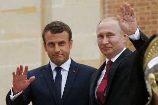 Vladimír Putin (vpravo) na stretnutí s Emanuelom Macronom.
