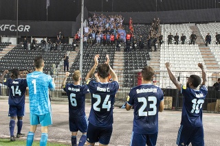 Na snímke futbalisti Slovana ďakujú fanúšikom po odvetnom stretnutí play off futbalovej Európskej ligy UEFA.