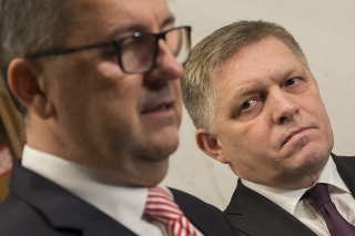 Vpravo predseda SMER-SD Robert Fico a vľavo podpredseda parlamentu SR Martin Glváč.