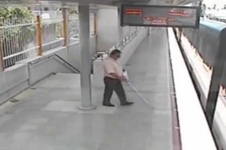 Srdcervúci pohľad na nevidiaceho muža: Pri nástupe na vlak sa pomýlil, z tej pasce už nebolo úniku
