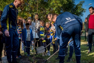 Futbalisti DAC 1904 Dunajská Streda sadili v rámci projektu Zelená Kukkonia stromčeky spolu s deťmi zo základnej školy v Dunajskej Strede. 