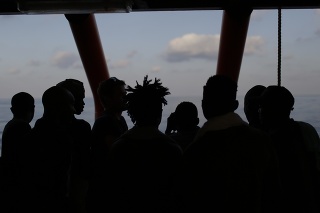 Africkí migranti už týždeň čakajú na lodi Ocean Viking na vylodenie (ilustračné foto).