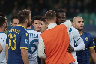 Na snímke útočník Brescie Mario Balotelli (druhý sprava) medzi hráčmi potom, ako na neho fanúšikovia Verony začali pokrikovať rasistické heslá.