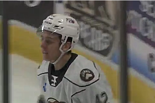 Martin Fehérváry sa v AHL Capitals pripomenul gólom a asistenciou.