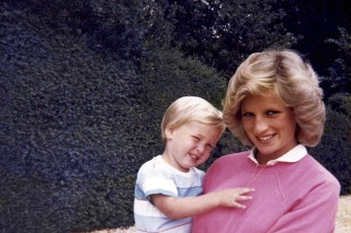Princ William s matkou Dianou.
