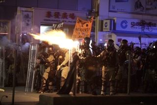 Hongkong vydal nové nariadenie na ochranu policajtov a ich rodín.