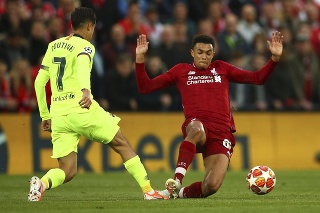 Na snímke vpravo hráč Liverpoolu Trent Alexander-Arnold.