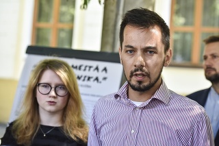 Zástupcovia z iniciatívy Za slušné Slovensko sprava Juraj Šeliga a Karolína Farská.