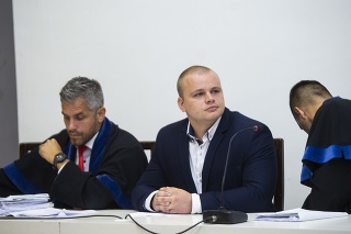 Uprostred poslanec Mazurek (ĽSNS) a advokát Tomáš Rosina (vľavo)