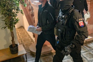 Na snímke polícia eskortuje obvinených zo skupiny tzv. takáčovcov v priestoroch Špecializovaného trestného súdu v Banskej Bystrici
