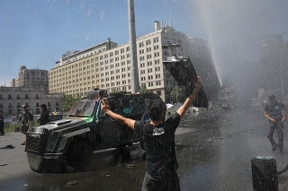Protesty v Čile sa vymkli spod kontroly.