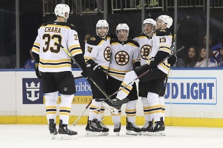 Slovenský kapitán Bruins Zdeno Chára (vľavo) prichádza gratulovať Bradovi Marchandovi (v strede) ku gólu.