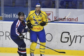 Na snímke zľava Dušan Milo (Slovensko) a Michael Nylander (Švédsko) v exhibičnom zápase hokejových hviezd.