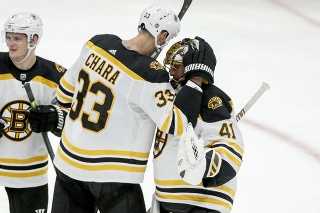  Slovenský hokejový reprezentačný brankár v drese Bostonu Bruins Jaroslav Halák (vpravo) a jeho krajan a kapitán Bostonu Zdeno Chára sa tešia po výhre.