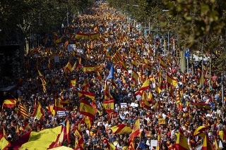V Barcelone sa zišli desaťtisíce ľudí.