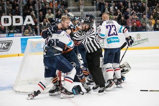Roztržka medzi hráčmi počas hokejového zápasu medzi HC Slovan Bratislava - HC Košice.