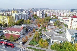 Na Vlasteneckom námestí v Petržalke je neďaleko základnej školy umiestnená herňa. Po novom budú musieť byť herne najmenej v 200-metrovej vzdialenosti.