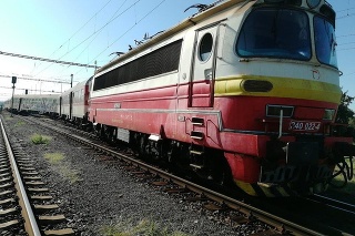 Na železničnej stanici v Senici sa vykoľajil osobný vlak.