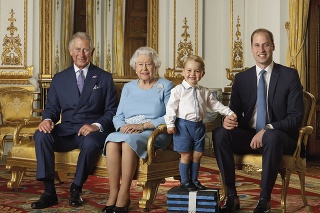 Zľava princ Charles, kráľovná Alžbeta II., princ George a princ William.