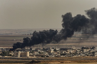 Stúpajúci dym po ostreľovaní sýrskeho mesta Ras al-Ajn tureckými jednotkami.