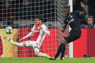 Michy Batshuayi strieľa gól do siete Ajaxu Amsterdam.