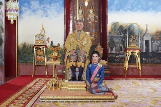 Thajský kráľ zbavil hodností a titulov aj svoju konkubínu.