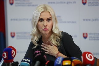 Monika Jankovská na tlačovej konferencii.