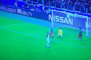 Ronaldo po góle zdvihol ruku a signalizoval niečo rozhodcovi. 