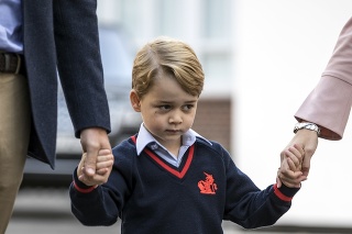 Britský princ George počas príchodu na prvý deň do súkromnej prípravnej školy Thomas's School v Londýne.