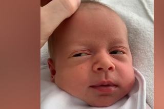 Najrozkošnejšie reakcie na otcov dotyk: Novorodeniatko si týmito zábermi podmanilo celý svet