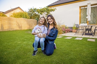Izabelka s mamou Andreou na záhradke, kde často trávia voľný čas.