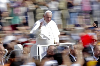 Pápež František žehná veriacim počas odchodu zo svätej omše.
