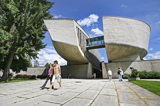 Pamätník SNP: Jeden z najvýznamnejších pamätníkov na Slovensku. V jeho  útrobách sa nachádza  Múzeum SNP. 