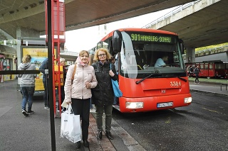 Pani Anežka (63) a Denisa (43) cestujú linkou 901 pravidelne.  