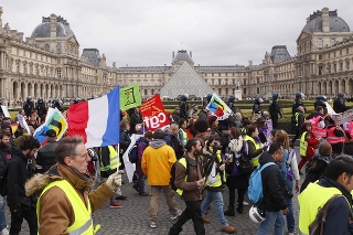 Počet demonštrantov vo francúzskych uliciach sa však oproti minulému týždňu znížil.