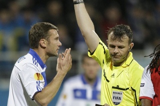 Hlavný rozhodca Holanďan Bjorn Kuipers ukazuje červenú kartu futbalistovi Dynama Kyjev Andrejovi Ševčenkovi.