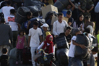 Do gréckeho Solúnu dorazili stovky migrantov.
