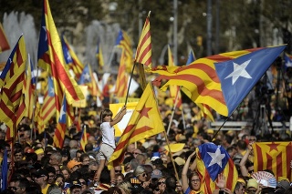 Katalánci žiadajú predčasné voľby.