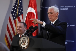 Americký viceprezident Mike Pence (vpravo) a šéf americkej diplomacie Mike Pompeo počas tlačovej konferencie v Ankare