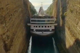 obrazok k videu 14713: Mrazivý pohľad na výletnú loď: Cestujúci počas plavby úzkym prieplavom mali strach o vlastné životy