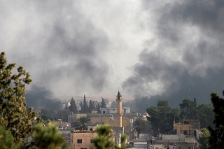 Nad sýrskym mestom Tal Abyad stúpa dym.