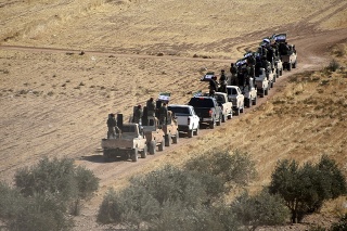 Bojovníci Slobodnej sýrskej armády (FSA) podporovaní tureckou armádou smerujú k sýrskemu mestu Tal Abyad. 