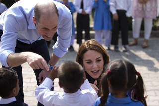 Kate a William sa zdravia s deťmi.