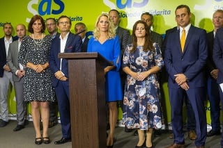 Na snímke poslanci za SaS v prednom rade zľava Renáta Kaščáková, Ľubomír Galko, Jana Kiššová, Natália Blahová a Jozef Rajtár