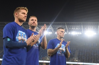 Na snímke slovenskí futbaloví reprezentanti zľava Tomáš Hubočan, Adam Nemec a Martin Škrtel sa lúčia s reprezentačným dresom v prípravnom zápase Slovensko - Paraguaj 