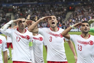 Tureckí hráči salutujú po góle proti Francúzsku.
